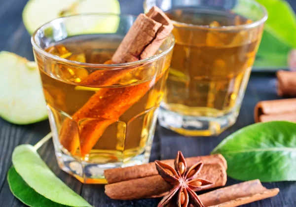 Sidra de manzana con canela — Foto de Stock