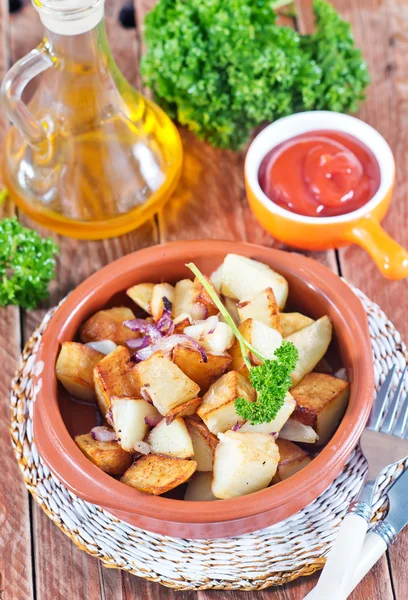 Stekt potatis på tallrik — Stockfoto