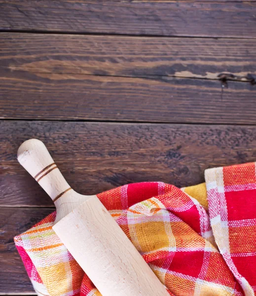 Mattarello e tovagliolo di legno — Foto Stock