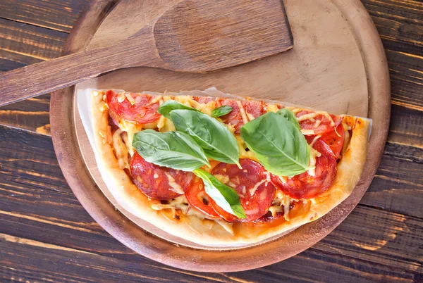 Свежая пицца с помидорами — стоковое фото