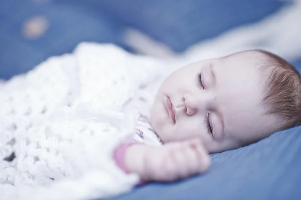 Pequeno bebê dormindo na cama — Fotografia de Stock