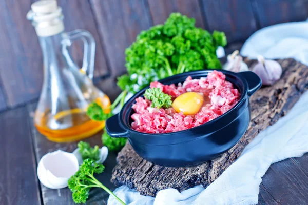 Minced meat and raw egg — Stock Photo, Image