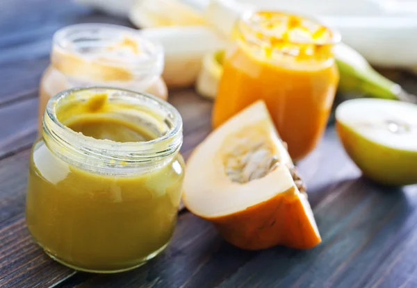 Comida para bebés en la mesa — Foto de Stock