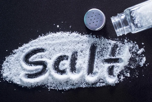 Salt på svart bord — Stockfoto