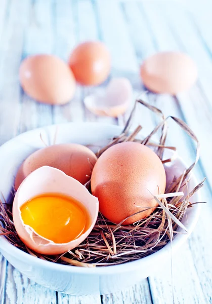 Huevos crudos en tazón —  Fotos de Stock
