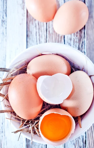 Huevos crudos en tazón —  Fotos de Stock