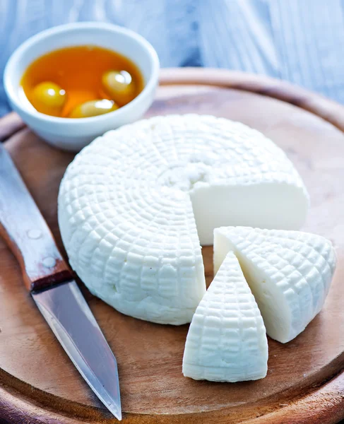 Круглый сыр и специи аромата — стоковое фото