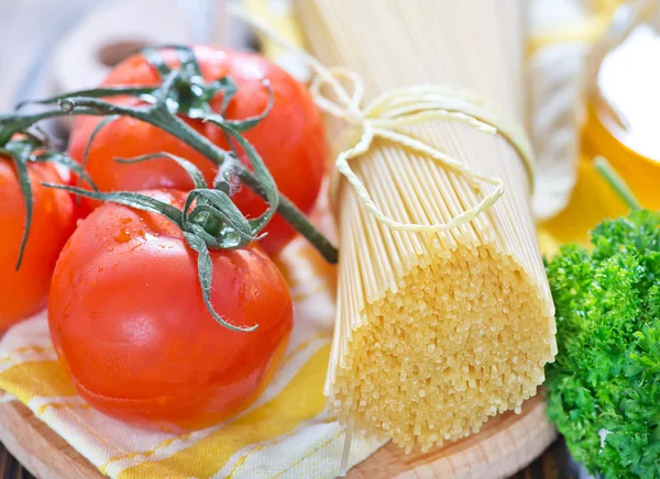 Espaguete com queijo e tomate — Fotografia de Stock