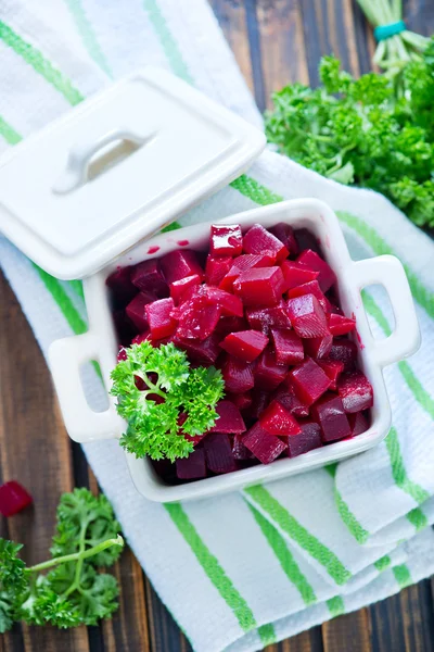 Rødbeder salat i skål - Stock-foto