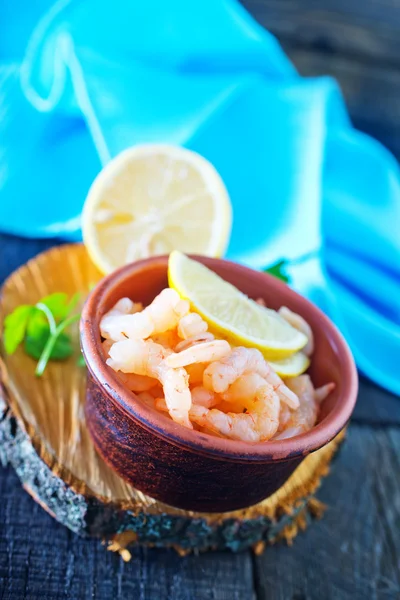 Boiled shrimps in bowl — Stock Photo, Image