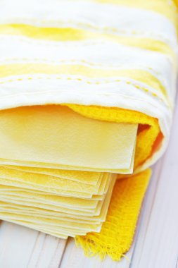 Lazanya için çiğ hamur