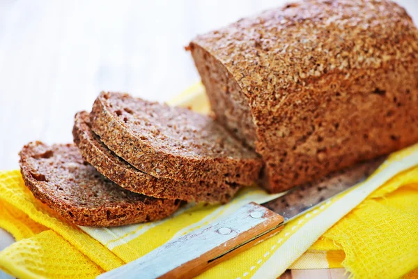 Frisches Brot an Bord — Stockfoto