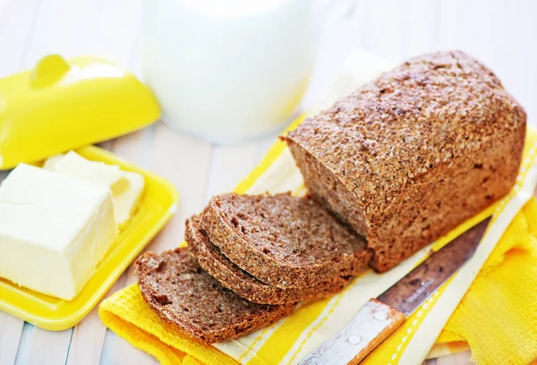 Frisches Brot an Bord — Stockfoto