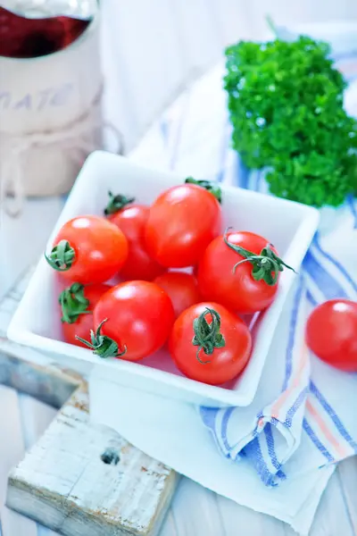 Raw tomatoes in bowl — Stock Photo, Image