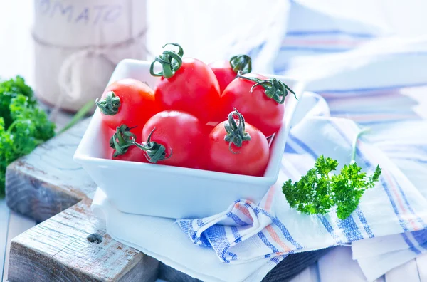 Tomates crus em tigela — Fotografia de Stock