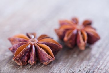 Ahşap tahta üzerinde kuru anason