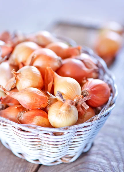 Raw onion in basket — Stock Photo, Image