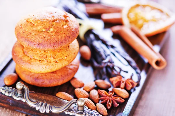 Biscoitos com especiarias em bandeja de madeira — Fotografia de Stock