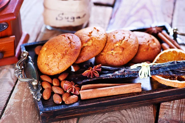 Biscoitos com especiarias em bandeja de madeira — Fotografia de Stock