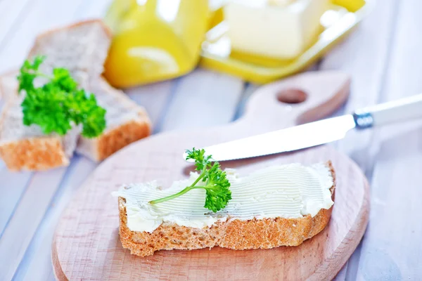 Pão com manteiga a bordo — Fotografia de Stock