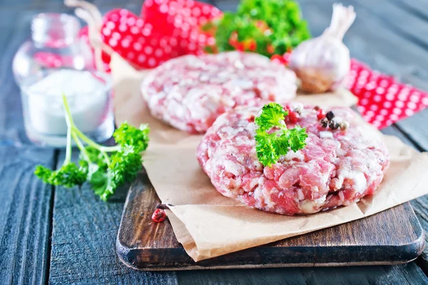 Raw burgers with salt and spice — Stock Photo, Image