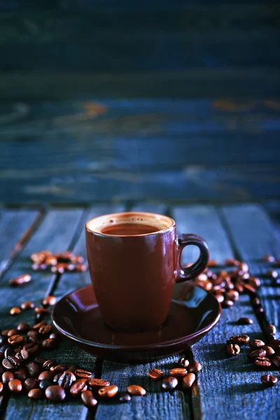 Grains de café sur la table en bois — Photo