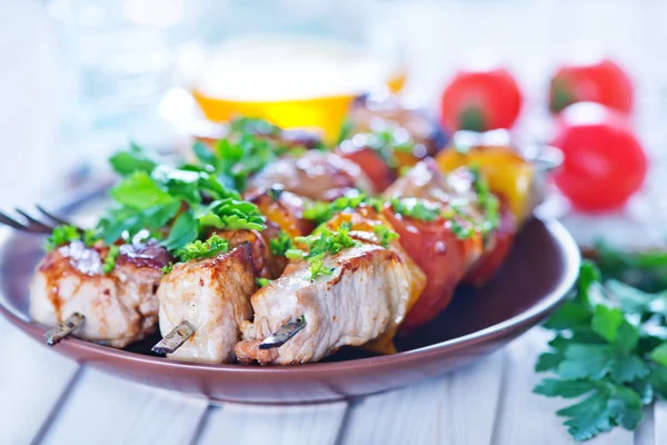 Gebratener Kebab auf Teller — Stockfoto