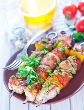 plaka üzerinde kızarmış kebap