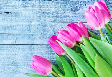 Ahşap masaya çiçek