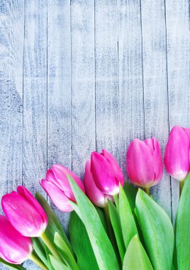 Ahşap masaya çiçek