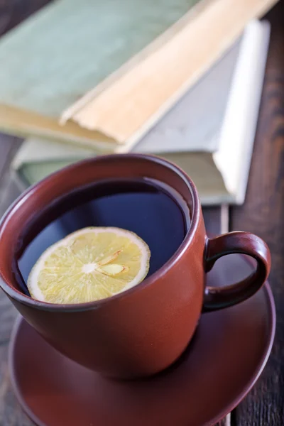 Chá com limão na xícara — Fotografia de Stock