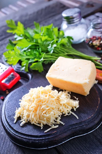 Leckerer Käse an Bord — Stockfoto