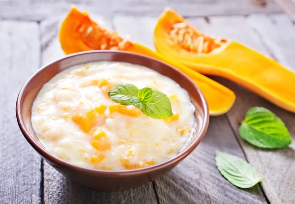 Porridge à la citrouille dans un bol — Photo