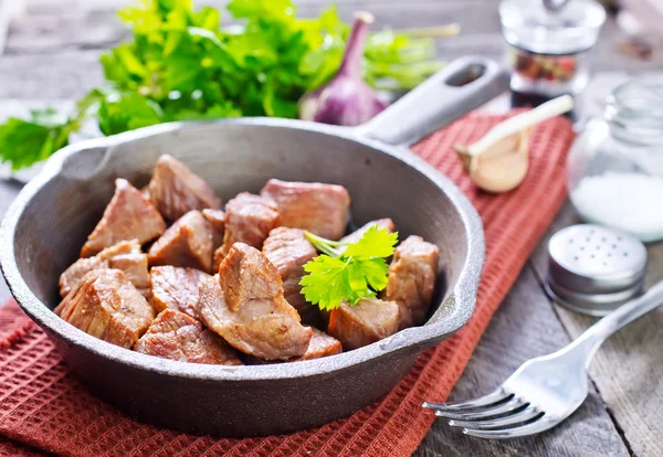 Carne frita en sartén —  Fotos de Stock