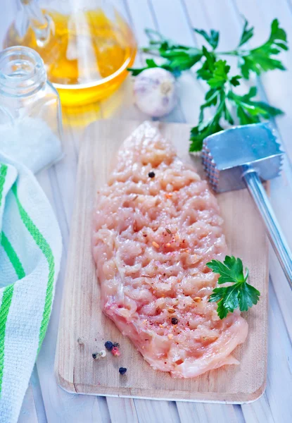 Raw chicken on board — Stock Photo, Image