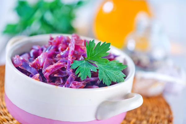 Вкусный салат в миске — стоковое фото