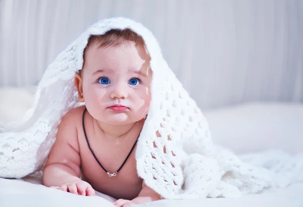 Pequeño bebé en la cama — Foto de Stock