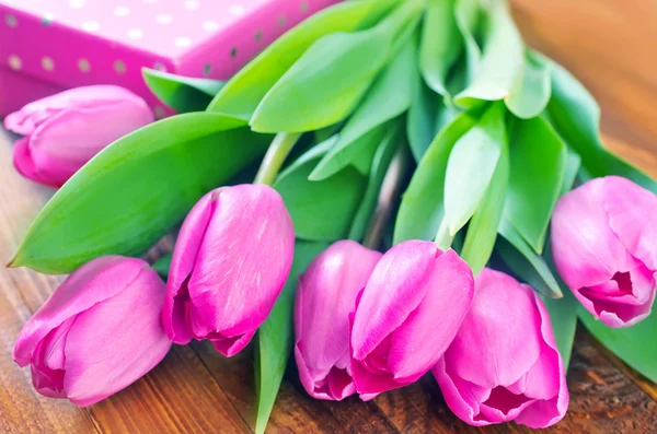 Blumen auf dem Holztisch — Stockfoto