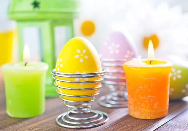 Huevos de Pascua en la mesa de madera —  Fotos de Stock