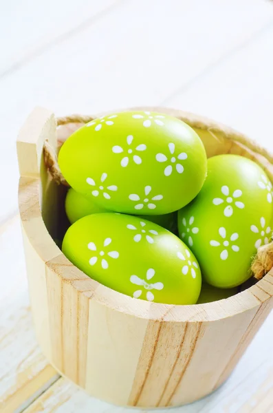 Paaseieren op de houten tafel — Stockfoto