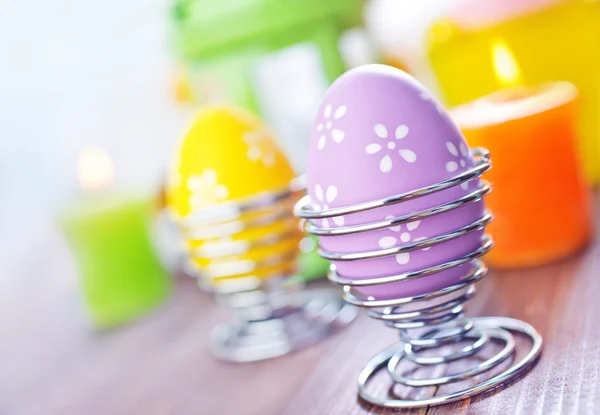 Oeufs de Pâques sur la table en bois — Photo