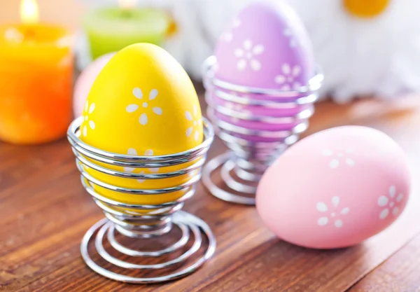 Huevos de Pascua en la mesa de madera —  Fotos de Stock
