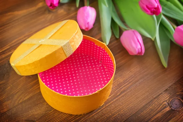 Wiosenne kwiaty i ozdobne pudełko — Zdjęcie stockowe