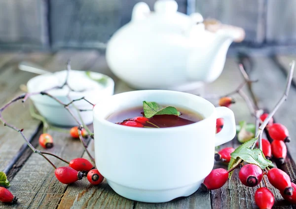 Tea in cup with berries — Stock Photo, Image