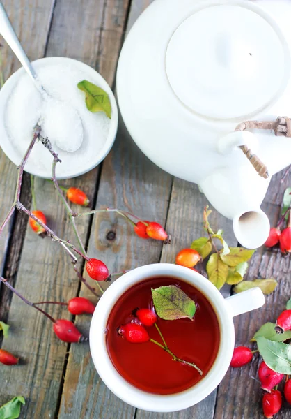 Thé en tasse avec des baies — Photo