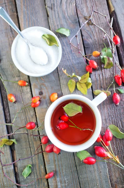 Tea in cup with berries — Stock Photo, Image