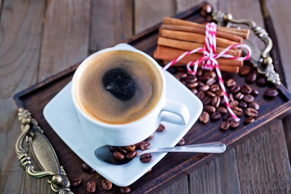 Koffie in cup met bonen — Stockfoto