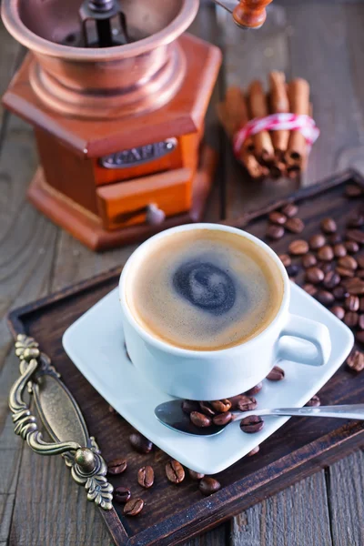 Kaffee in Tasse mit Bohnen — Stockfoto