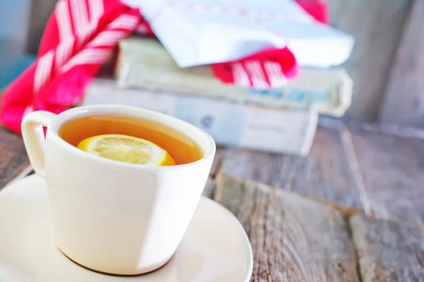 Té con limón en taza — Foto de Stock