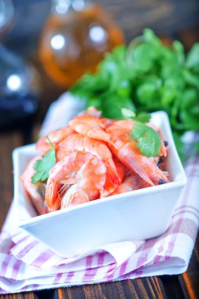 Tasty shrimps in bowl — Stock Photo, Image